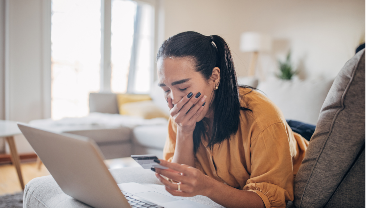 Referencial. Un ciudadano revisa operaciones en línea, en el contexto de las alertas del SRI sobre el uso fraudulento de su imagen para estafas tributarias