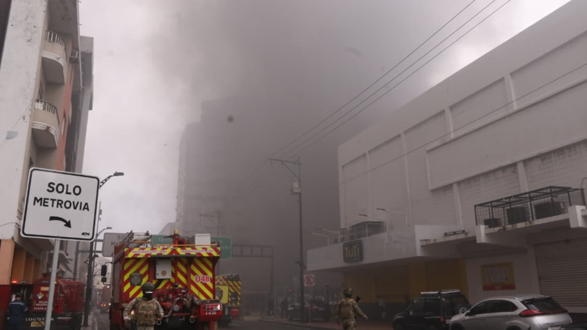 Un incendio en la Bahía causa cierre de vías.