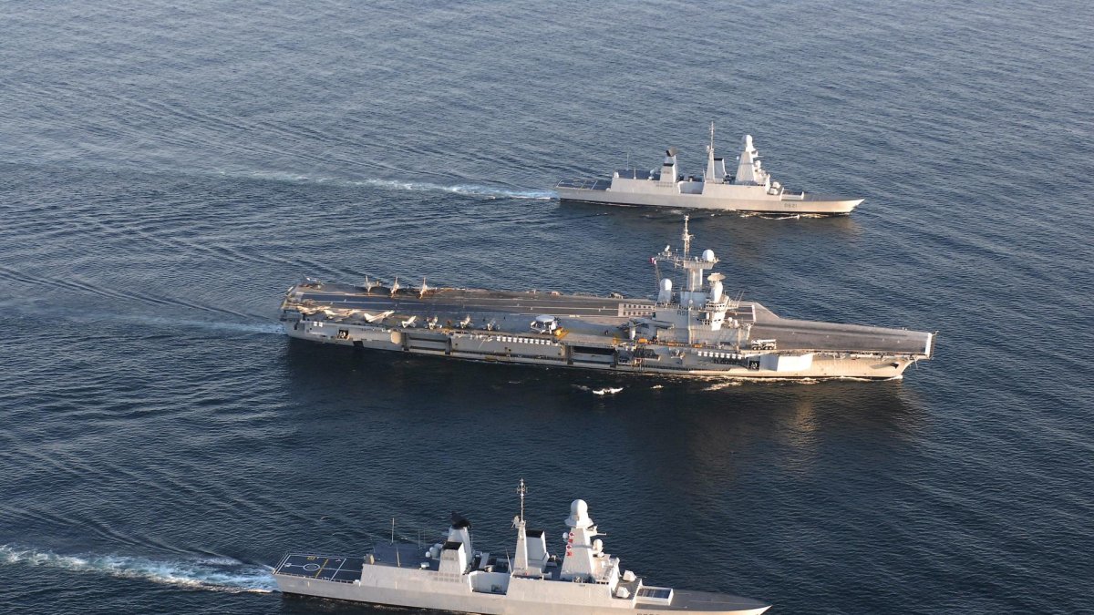 El portaaviones Charles De Gaulle (C) junto a los destructores Forbin (i) y Chevalier Paul (d) durante unas maniobras militares de la OTAN, en un lugar del Círculo Polar Ártico.