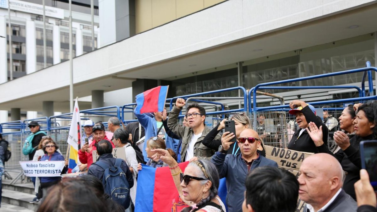 Ambiente en el Complejo Judicial Norte. Simpatizantes de Aquiles Álvarez permanecen en el lugar.