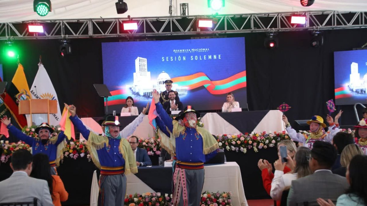 Durante la sesión solemne de la Asamblea, en Ambato, se presentó el Ballet Folclórico Munany.