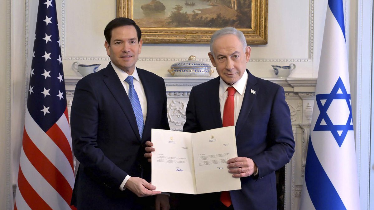 El primer ministro israelí, Benjamín Netanyahu, junto al secretario de Estado, Marco Rubio, mostrando el documento de adhesión a la Junta de la Paz, en Estados Unidos.