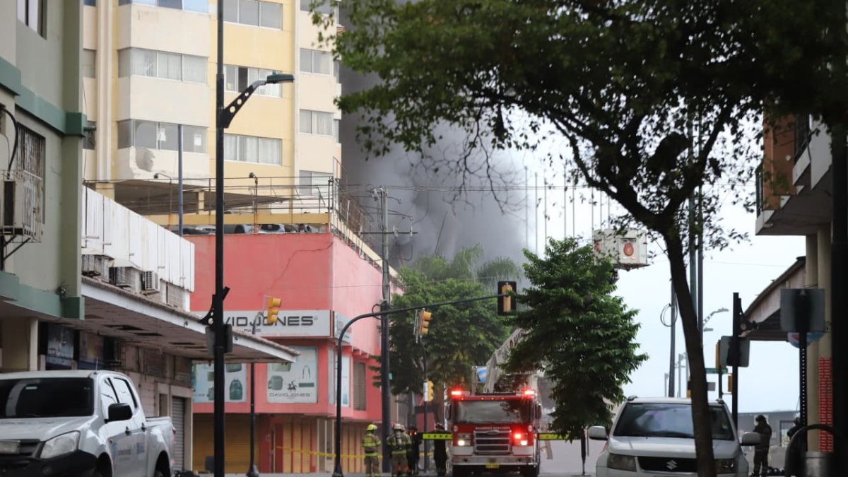 El incendio en las bodegas del centro comercial Multicomercio se ha extendido por más de ocho horas.