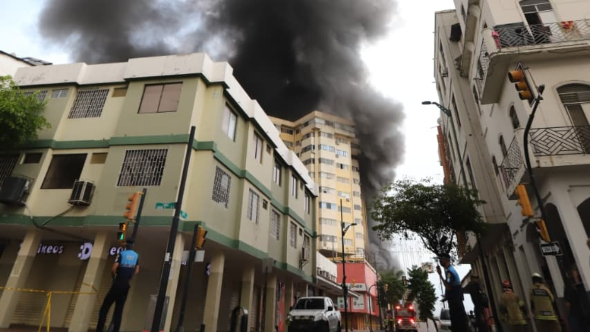 Incendio en la Bahía de Guayaquil.