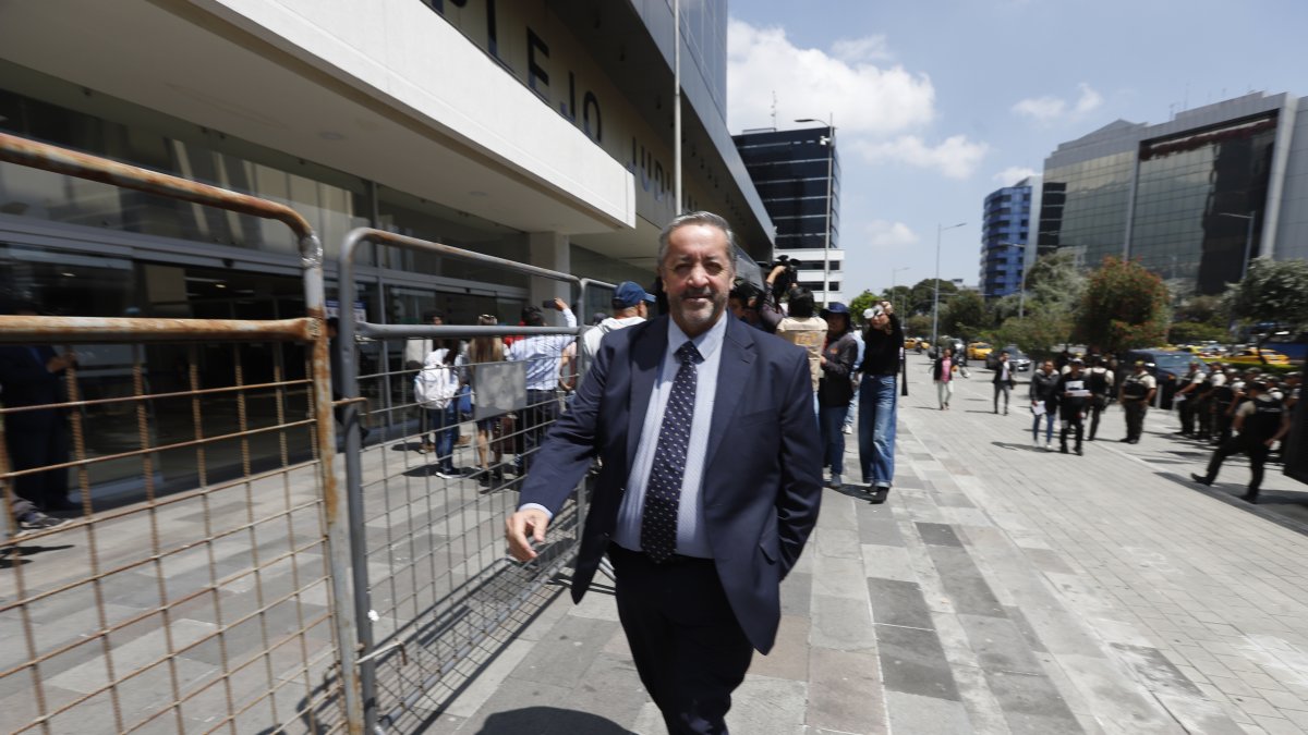 El abogado de Aquiles Álvarez, Ramiro García, en los exteriores del Complejo Judicial Norte, en Quito.