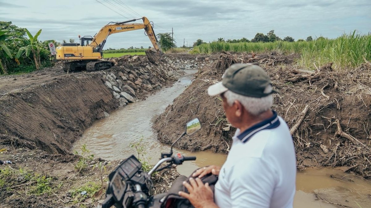 La maquinaria de la Prefectura del Guayas hace trabajos en zonas que se pueden inundar por las lluvias.