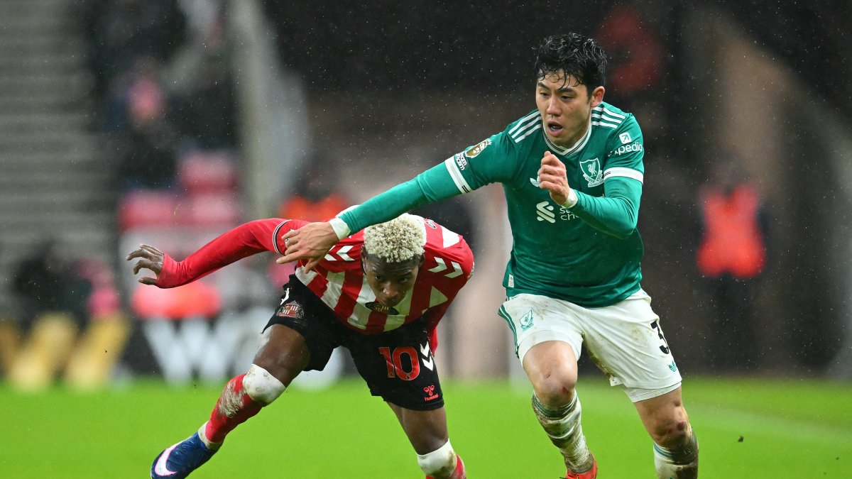 Nilson Angulo disputa un balón en el choque de Premier League ante Liverpool.