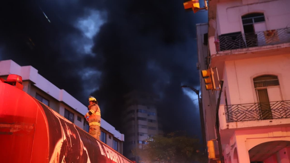 El humo invade varias cuadras de la zona del incendio en el edificio Multicomercio, en el centro de Guayaquil, la tarde de este miércoles 11 de febrero.