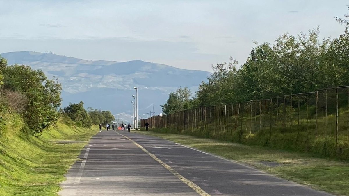 Los senderos y la pista del exaeropuerto Mariscal Sucre son un espacio habitual para deportistas y aficionados. (Foto referencial).