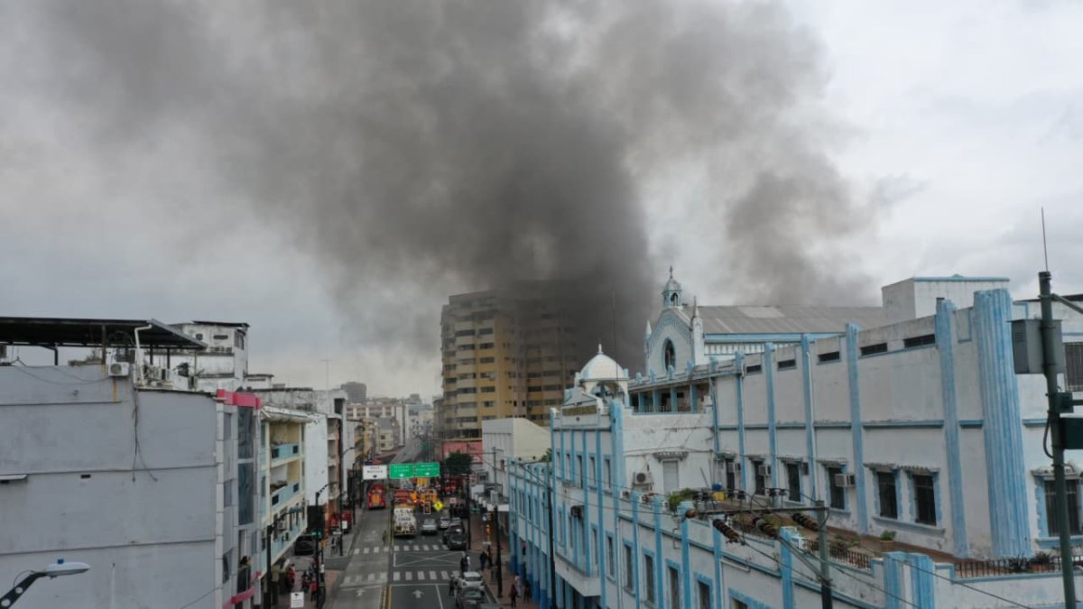 Guayaquil enfrentó la emergencia del incendio en el centro comercial Multicomercio, que duró varios días, mientras había cambio de mando en el Municipio.