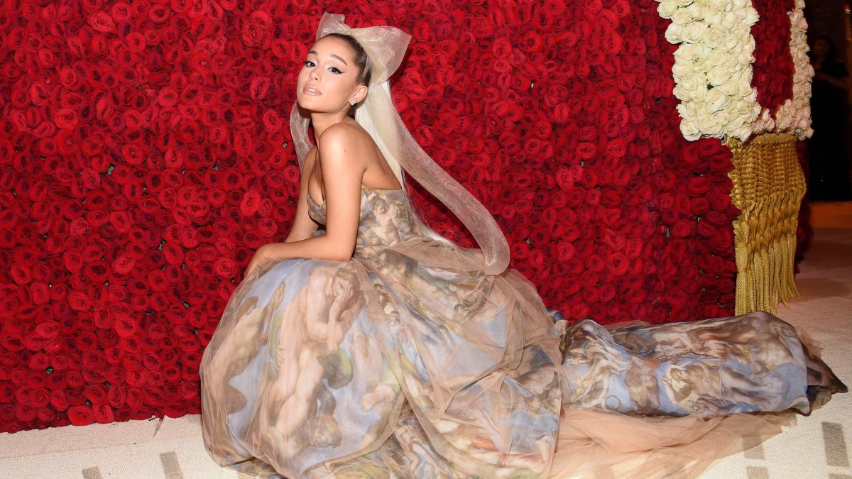 Ariana Grande es una de las celebridades que constantemente luce lazos en sus outfits.