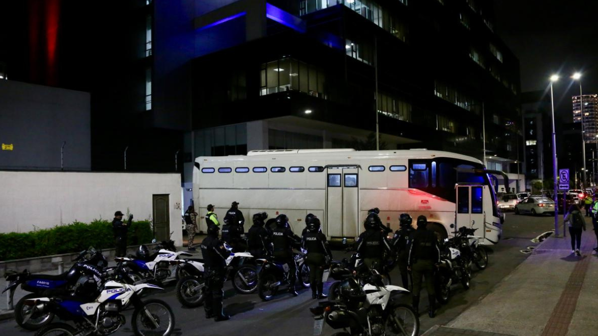 El alcalde de Guayaquil, Aquiles Álvarez, fue trasladado a la cárcel 4 de Quito.