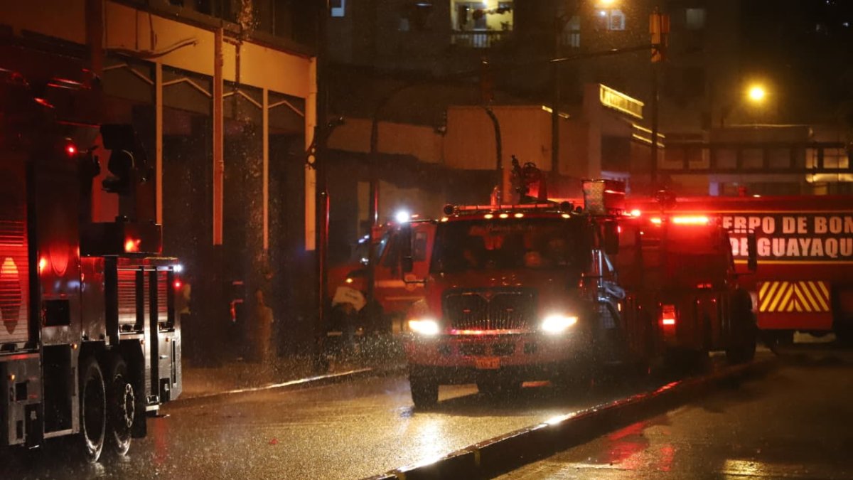 Incendio en el edificio Multicomercio, en el centro de Guayaquil, continúa activo tras 24 horas de labores del Cuerpo de Bomberos.