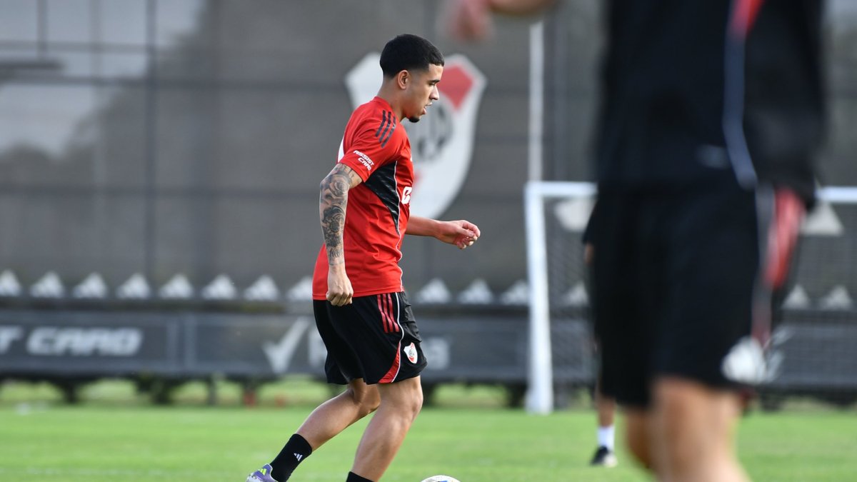 Kendry Páez en entrenamiento de River Plate.