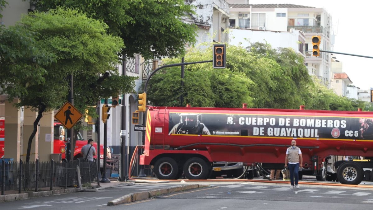 Hay calles cerradas en zonas cercanas al edificio Multicomercio, en el centro de Guayaquil.