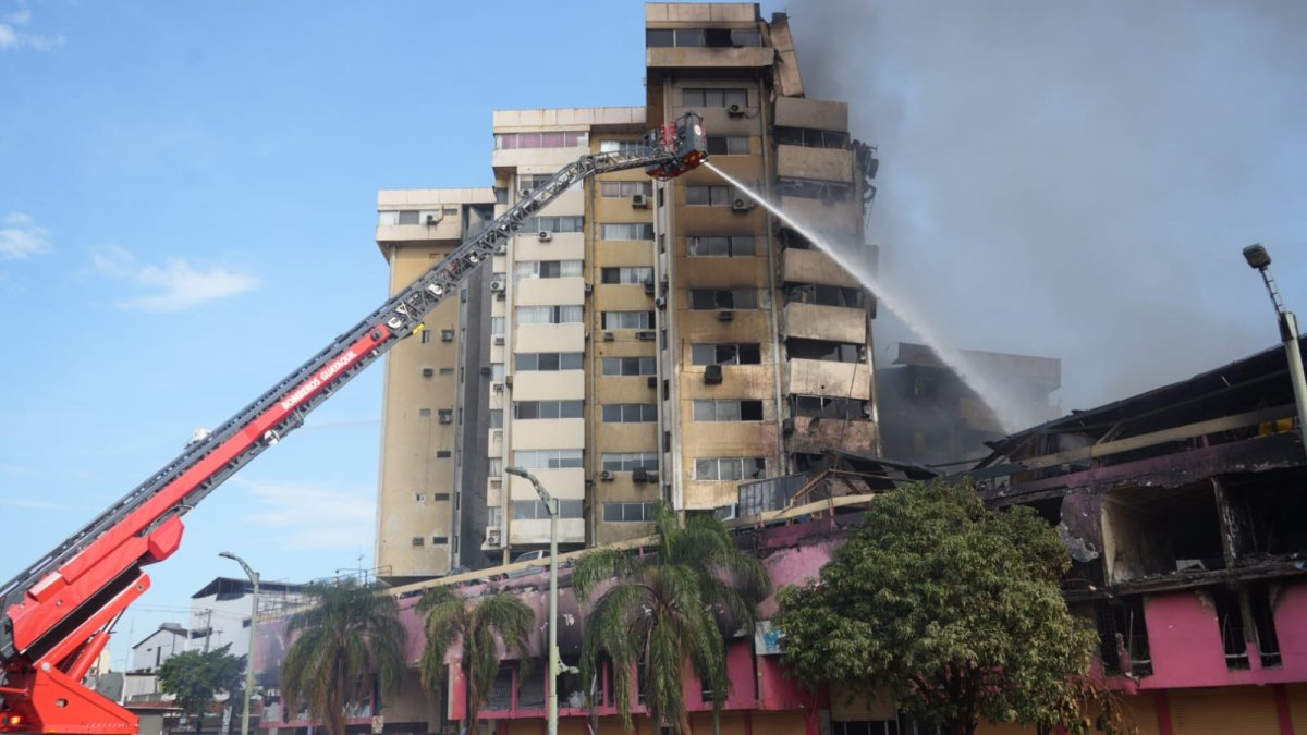 Los bomberos continúan trabajando por enfriar las estructuras.