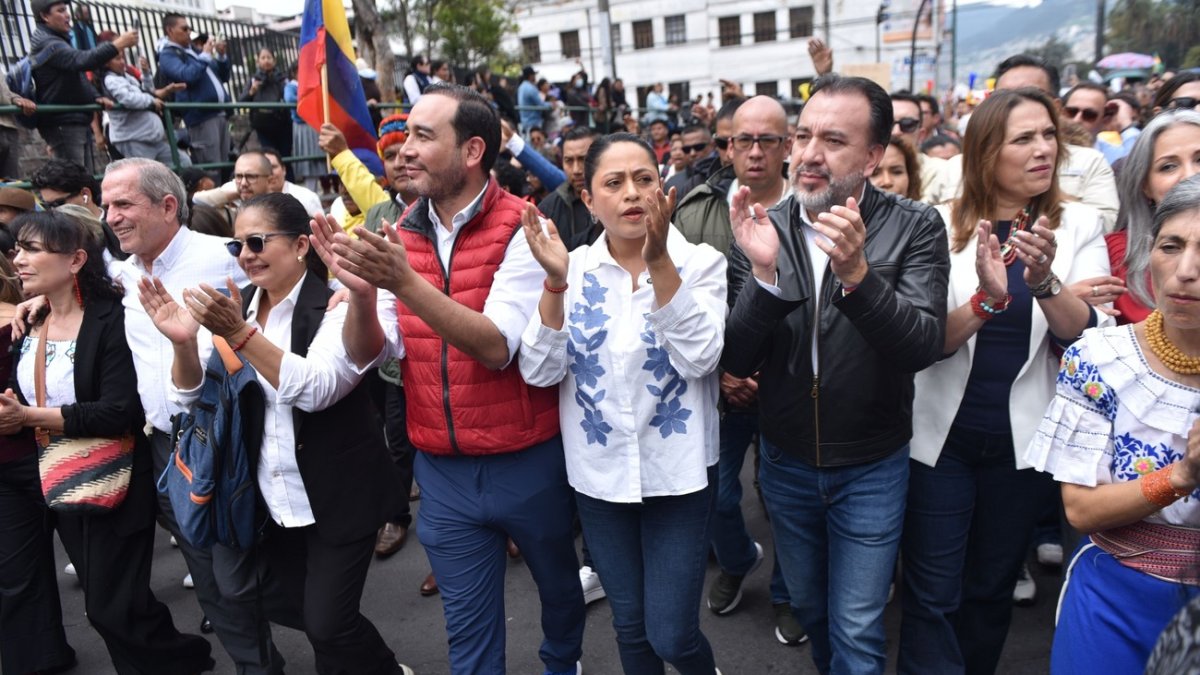 La autoridades seccionales de la evolución Ciudadana, en compañía de sus asambleístas, encabezaron la marcha en Quito.