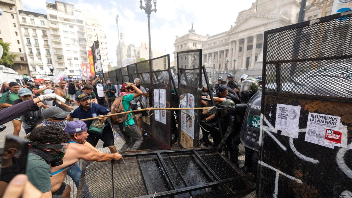 Personas se enfrentan con la Policía de Argentina durante una protesta contra la reforma laboral este miércoles, en Buenos Aires (Argentina).