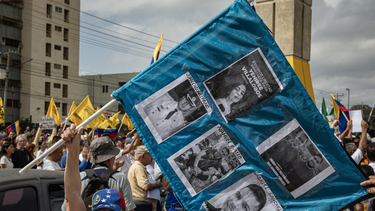 Personas participan en una marcha por el Día de la Juventud este jueves, en Maracaibo (Venezuela).