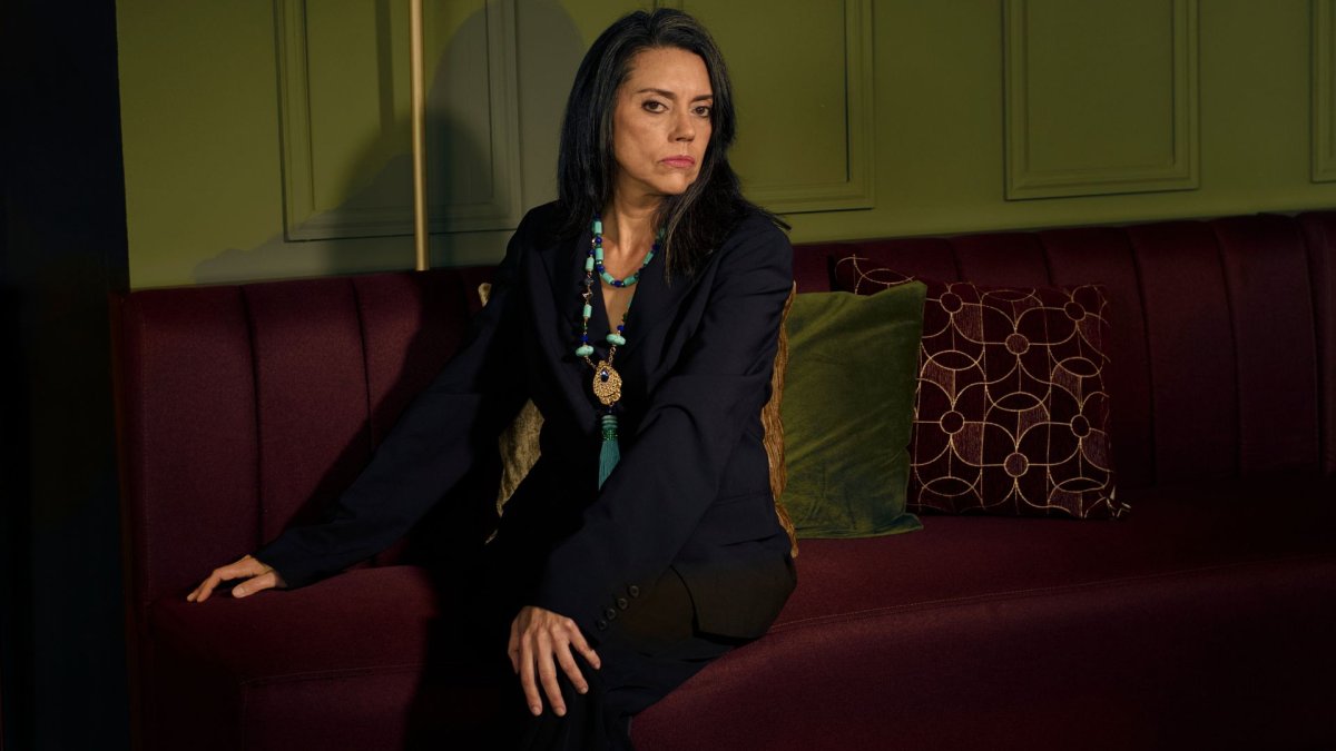 Nena Von Sternberg detrás de los trajes hechos a medida