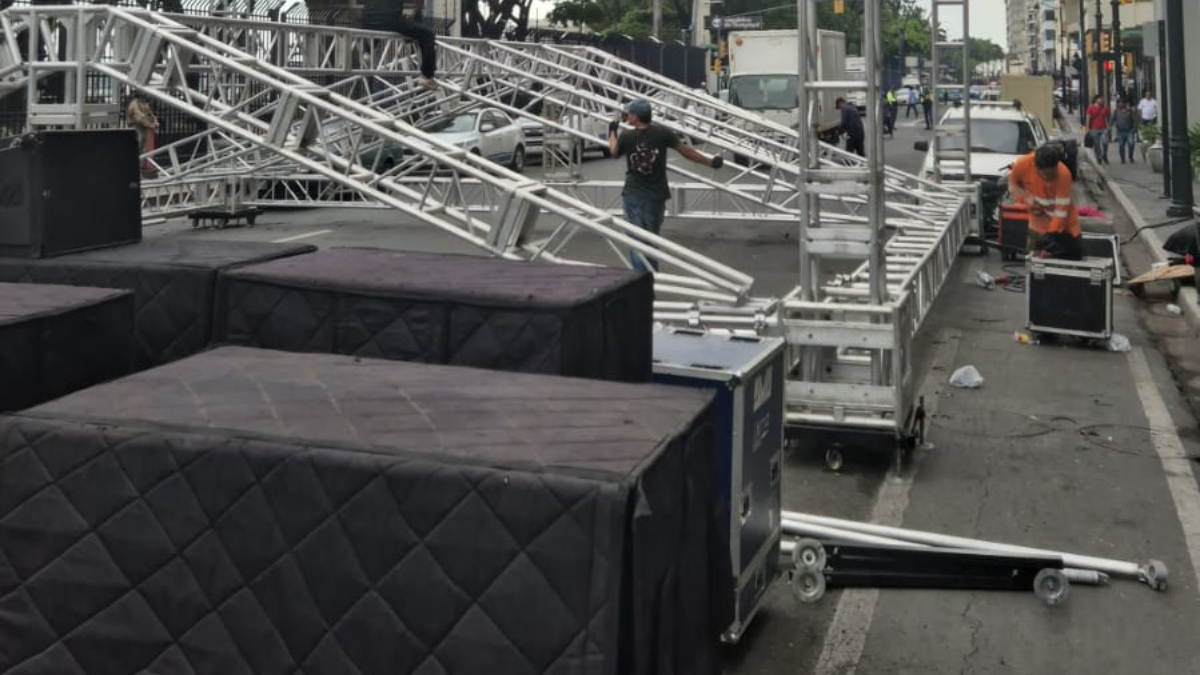 Se desmontó la tarima que se colocó en la marcha en apoyo a Aquiles Álvarez.