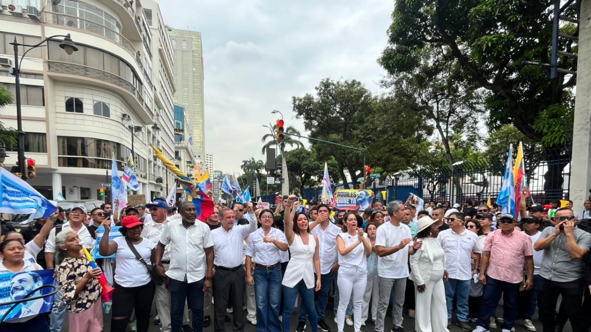 La tarima instalada en la avenida Malecón Simón Bolívar fue desmontada y las autoridades inventaron un escenario.