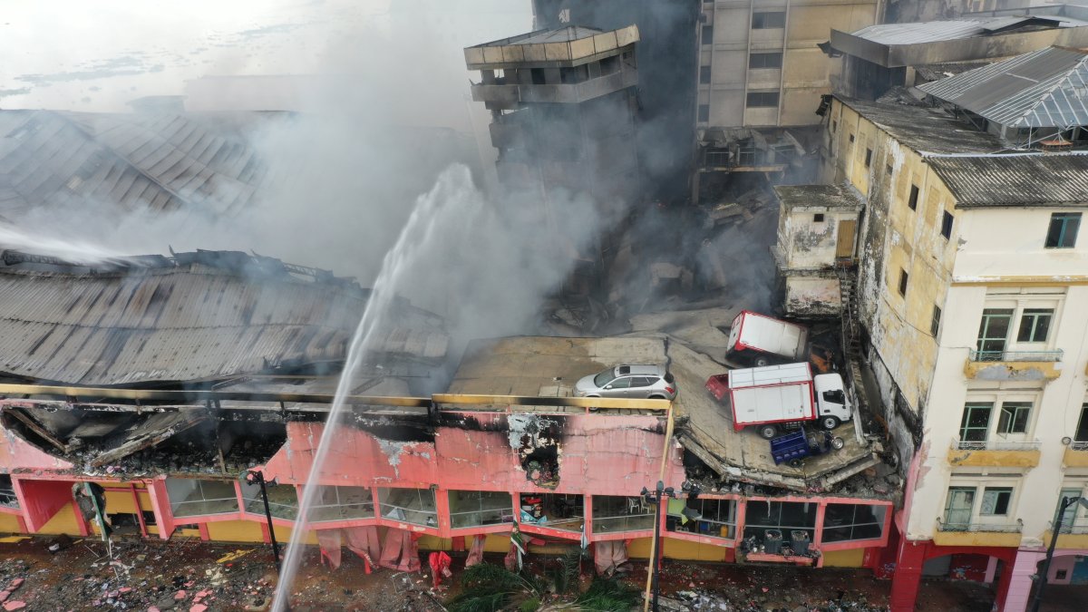 Afectación. Hasta pasadas las 16:00, el incendio en el edificio Multicomercio seguía activo. Aún había focos activos y bomberos y sus equipos en el sitio.