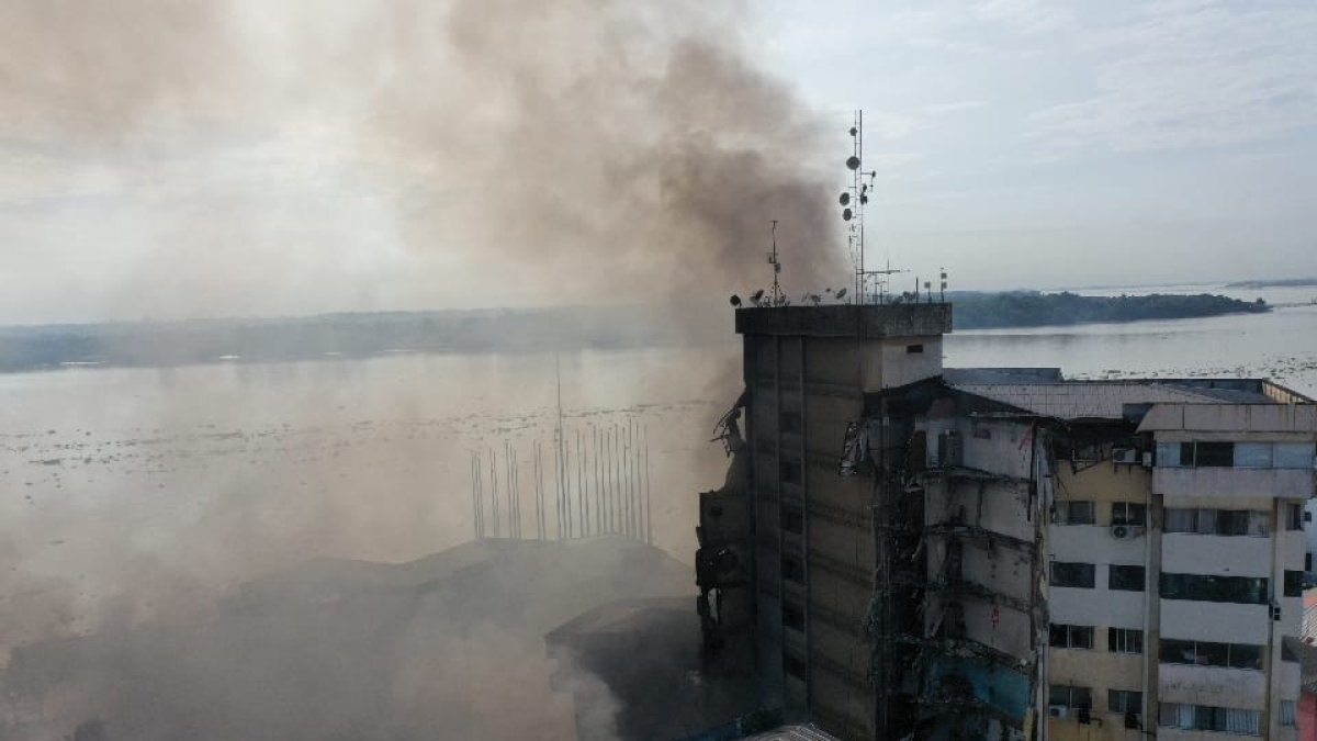 El denso humo cubría la zona del incendio en el edificio Multicomercio, en el centro de Guayaquil.
