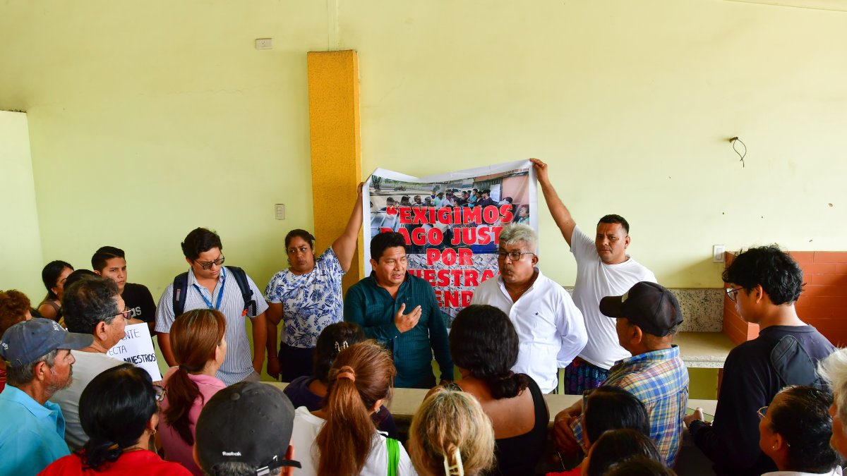 Moradores que residen en la avenida Cacique Tomalá se reunieron para organizarse para plantear acciones legales para defender sus bienes.