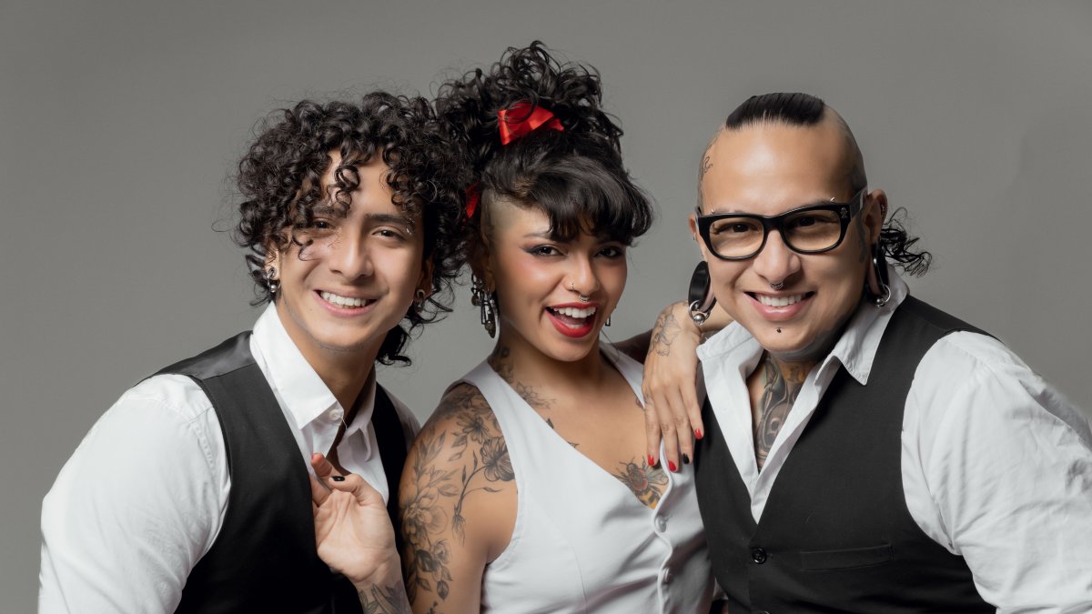 Complicaos, formado José Emilio Granda, Nathaly Echeverría y José Granda (papá de José Emilio), se ha posicionado como una de las mejores agrupaciones para eventos y fiestas en Guayaquil.