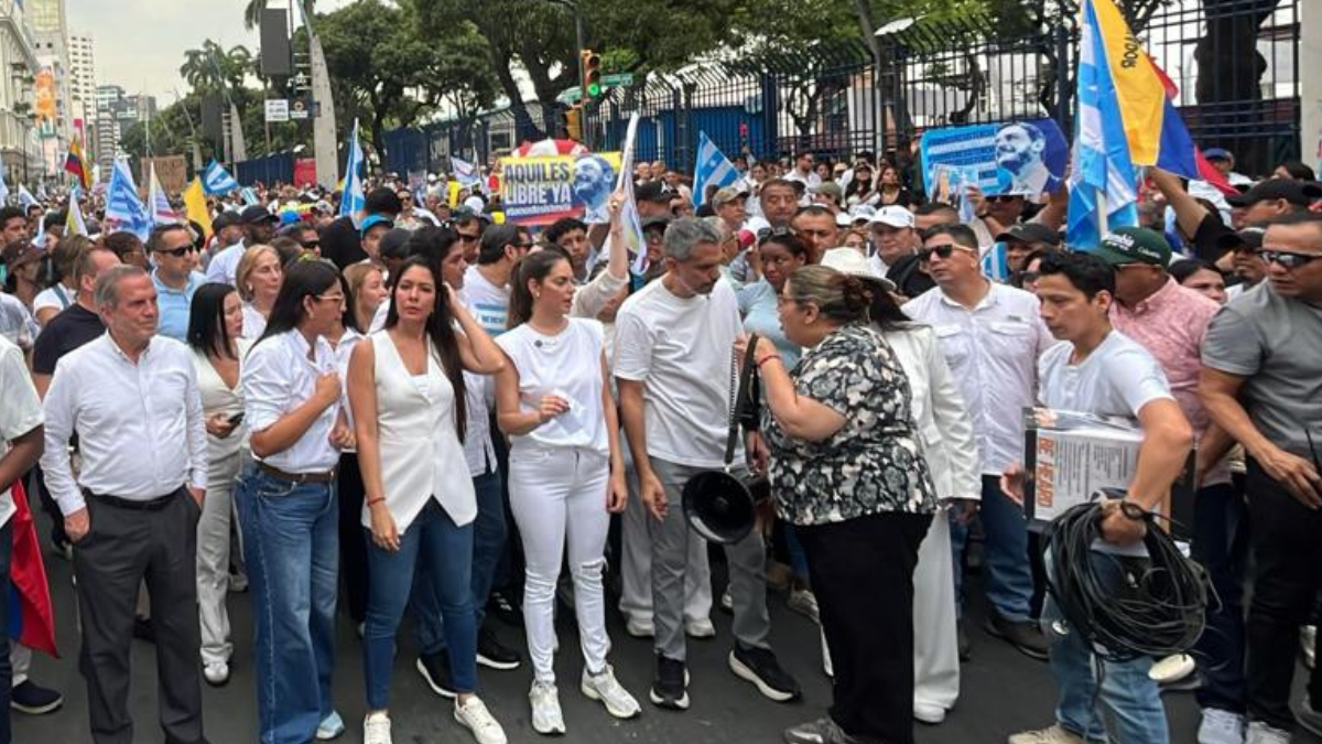 Fiorella Icaza (c.) estuvo en la marcha de apoyo a su esposo en Guayaquil.