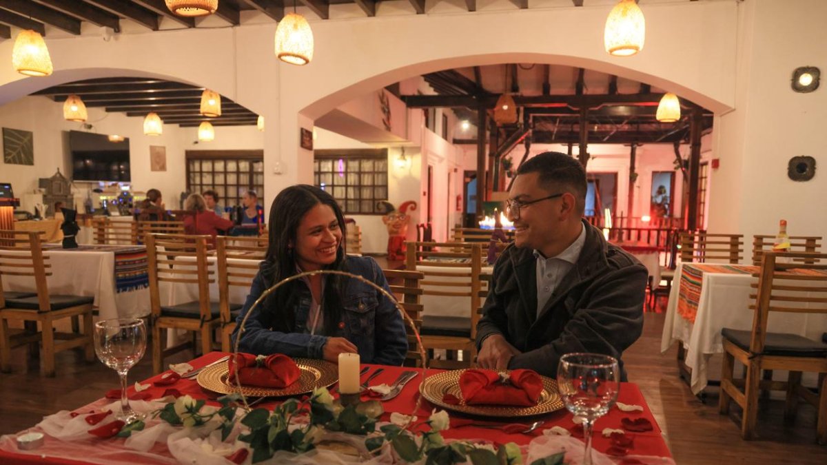 La decoración especial y el show en vivo convierten la cena en La Capilla Restaurant en el cierre perfecto para celebrar el amor en Quito.