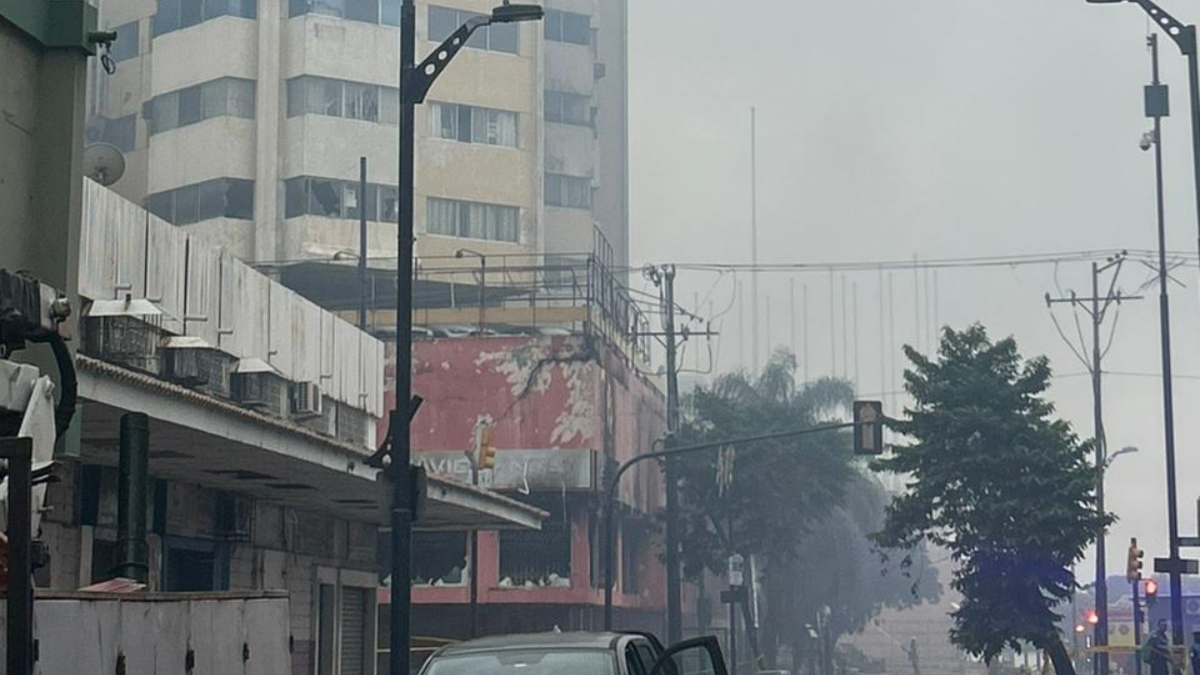 Se reactivan focos del incendio en el edificio Multicomercio.