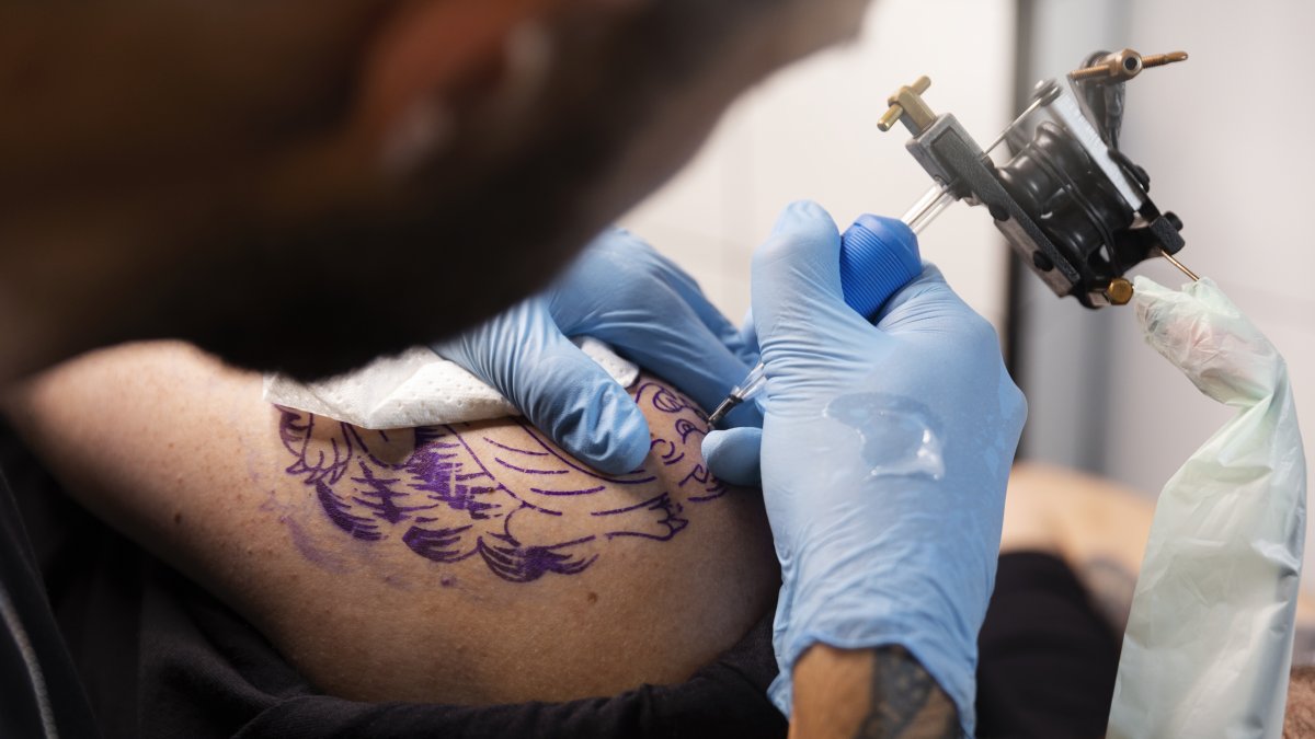 Artistas del tatuaje en Guayaquil destacan el crecimiento de esta práctica como forma de expresión personal.