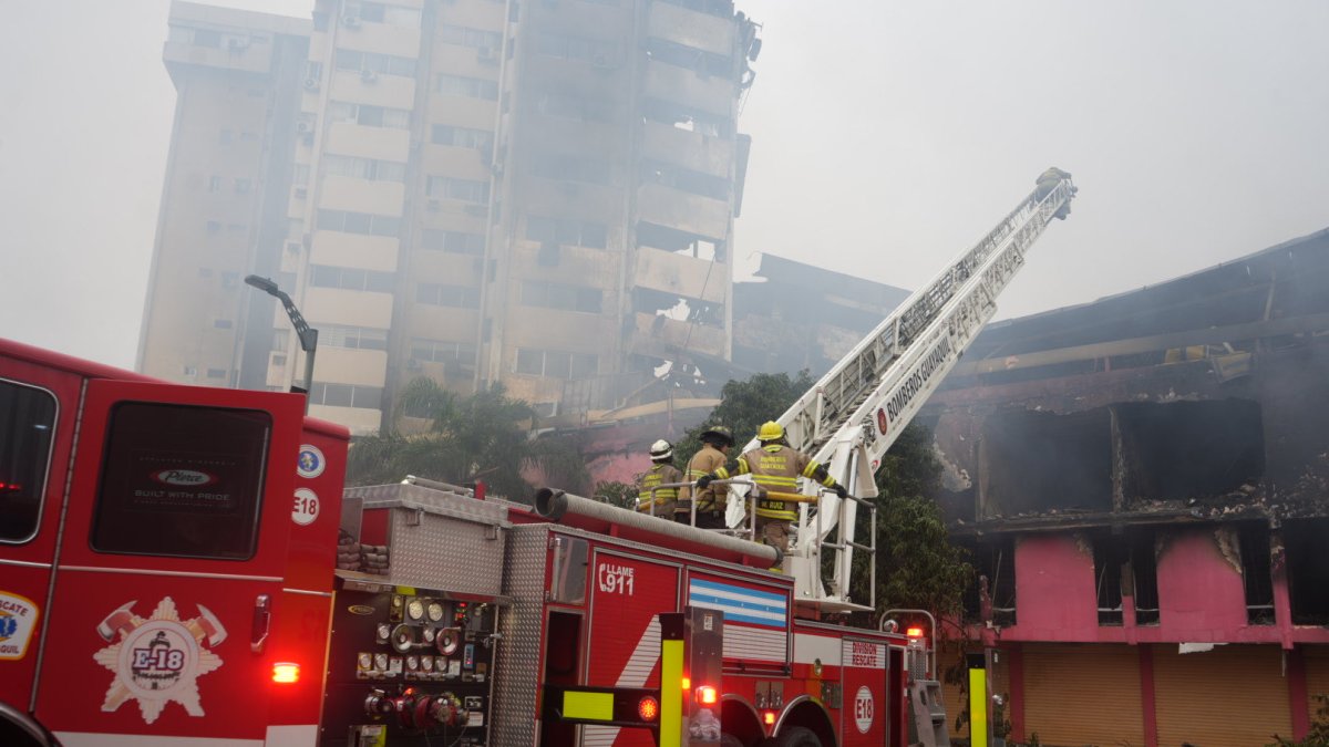 Los bomberos continúan sus labores en el sitio del incendio.