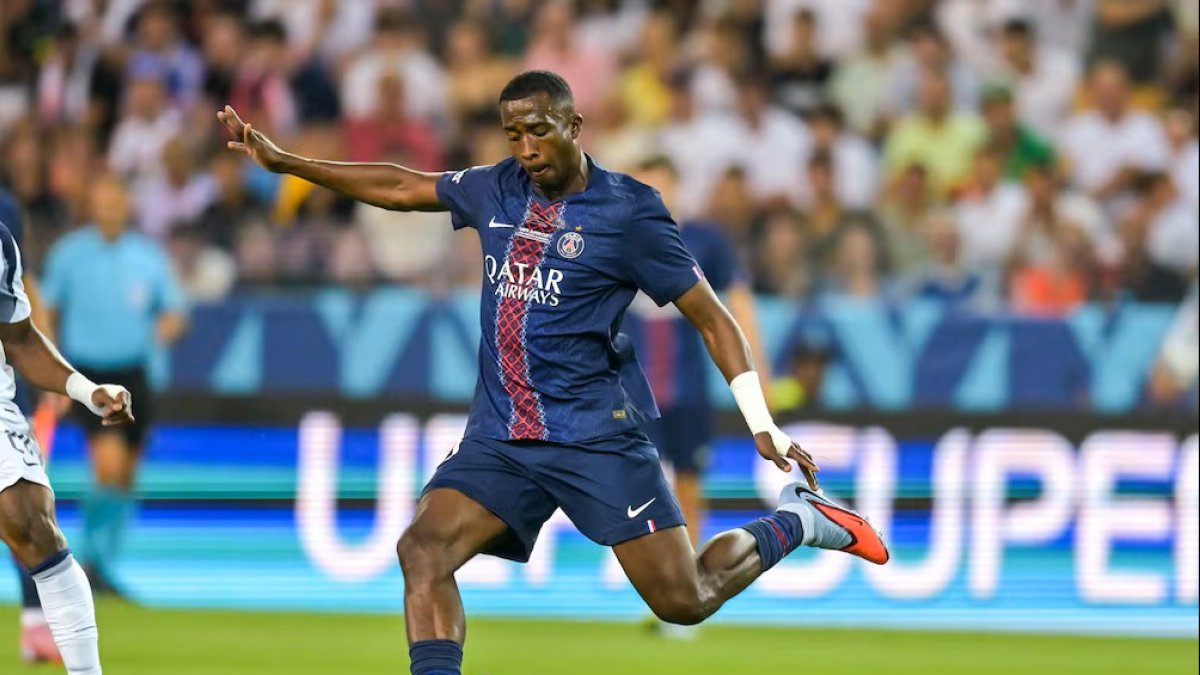 Willian Pacho destaca en la defensa de PSG en la Ligue 1 2026.