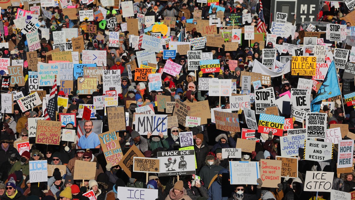 Personas sostienen un carteles durante una marcha contra el ICE el 30 de enero de 2026 en Mineápolis (EE.UU).