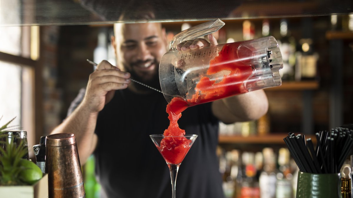 Aprender a elaborar cócteles junto a otros solteros es una de las propuestas que se llevan a cabo en la capital.