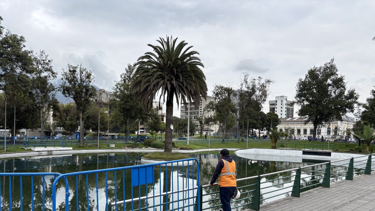 La laguna permanece vallada mientras duran los trabajos de limpieza.