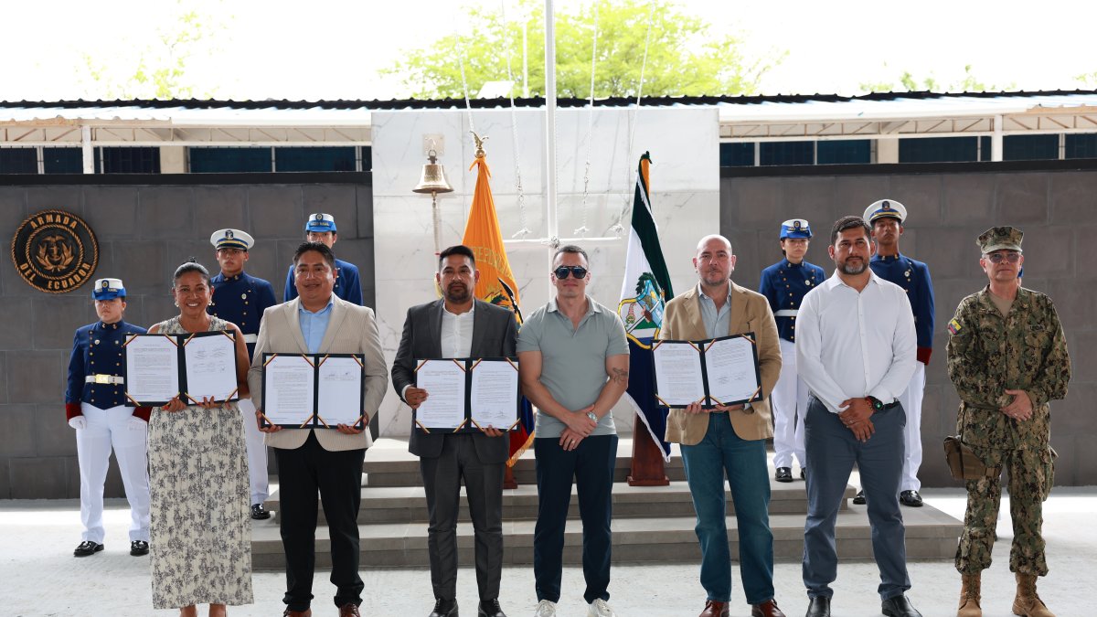 El Gobierno del Ecuador, junto al Ministerio de Defensa y la Armada, suscribió un convenio para fortalecer el sistema aeromédico y de rescate del archipiélago.