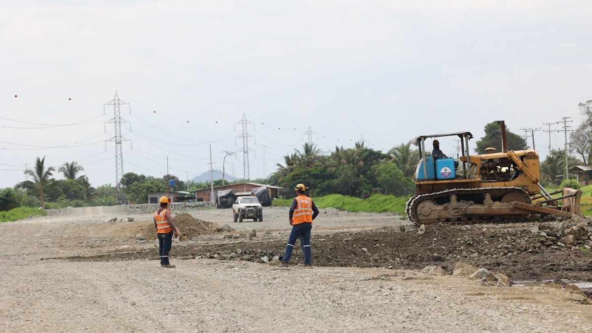 Labores de movimiento de tierra se ejecutaban en el tramo 4 de la obra, la tarde del jueves 12 de febrero.