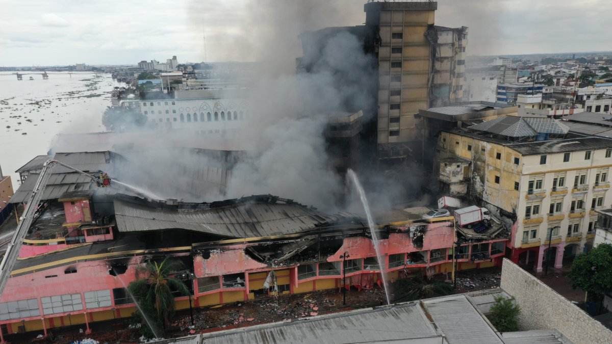 El incendio se ha extendido por varias horas.