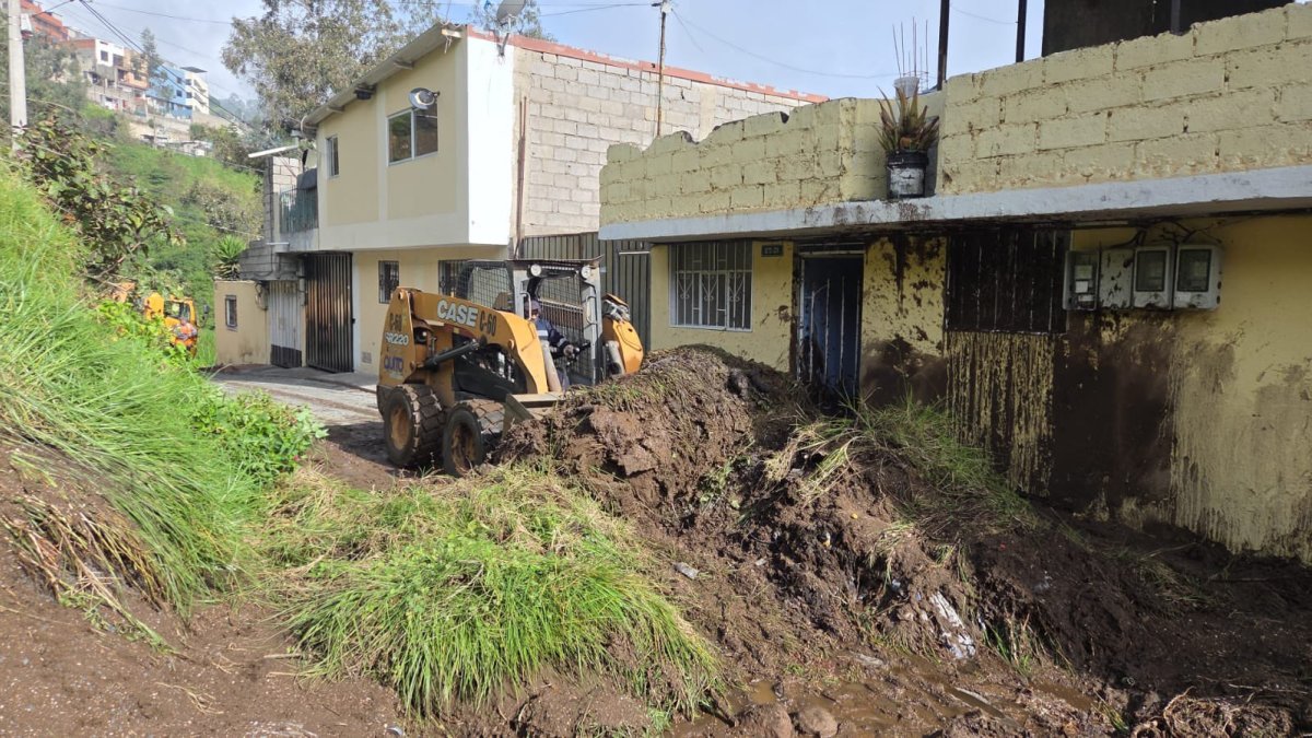 El lodo ingresó a las casas y se acumuló agua en la vía pública.