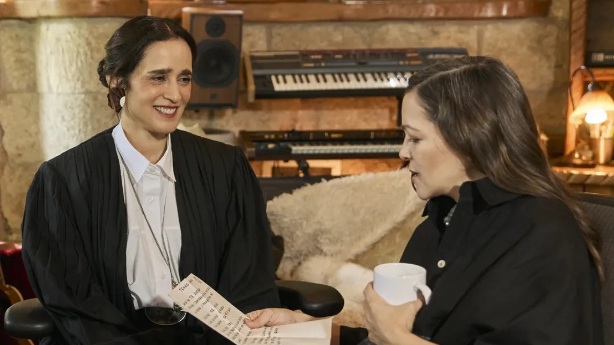 Julieta Venegas y Natalia Lafourcade interpretan juntas el tema 'Tengo que contarte'.