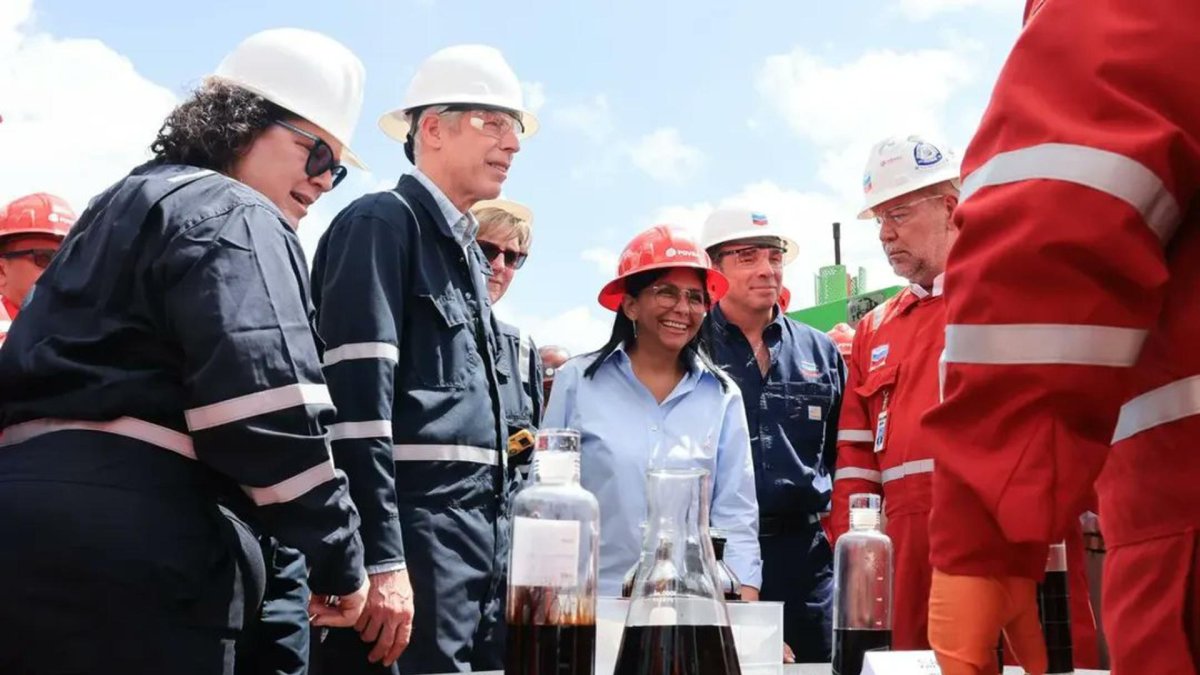 La presidenta encargada, Delcy Rodríguez (c), junto al secretario de Energía de EE.UU., Chris Wright (c-i), en una de las plantas que opera Chevron en Venezuela.