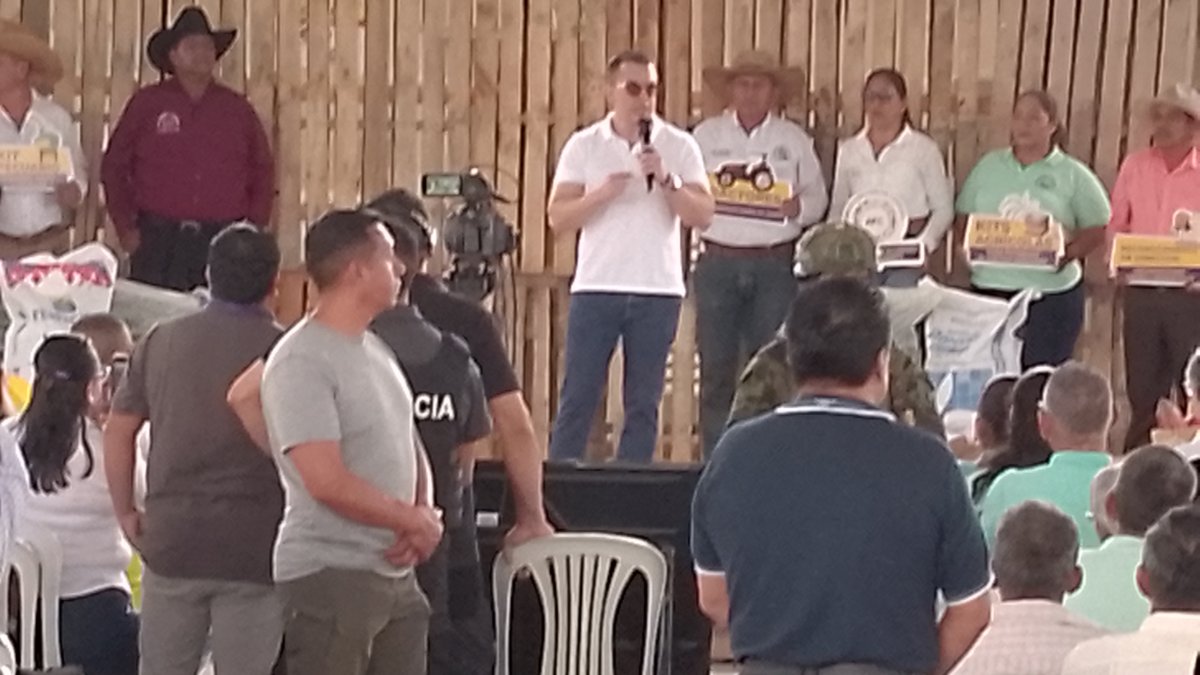 El presidente Daniel Noboa en la visita en Daule a los agricultores.