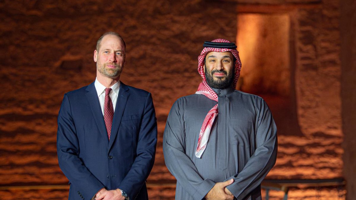 El príncipe heredero Mohammed bin Salman posa junto al príncipe Guillermo, heredero al trono del Reino Unido durante su visita al distrito histórico de Diriyah.