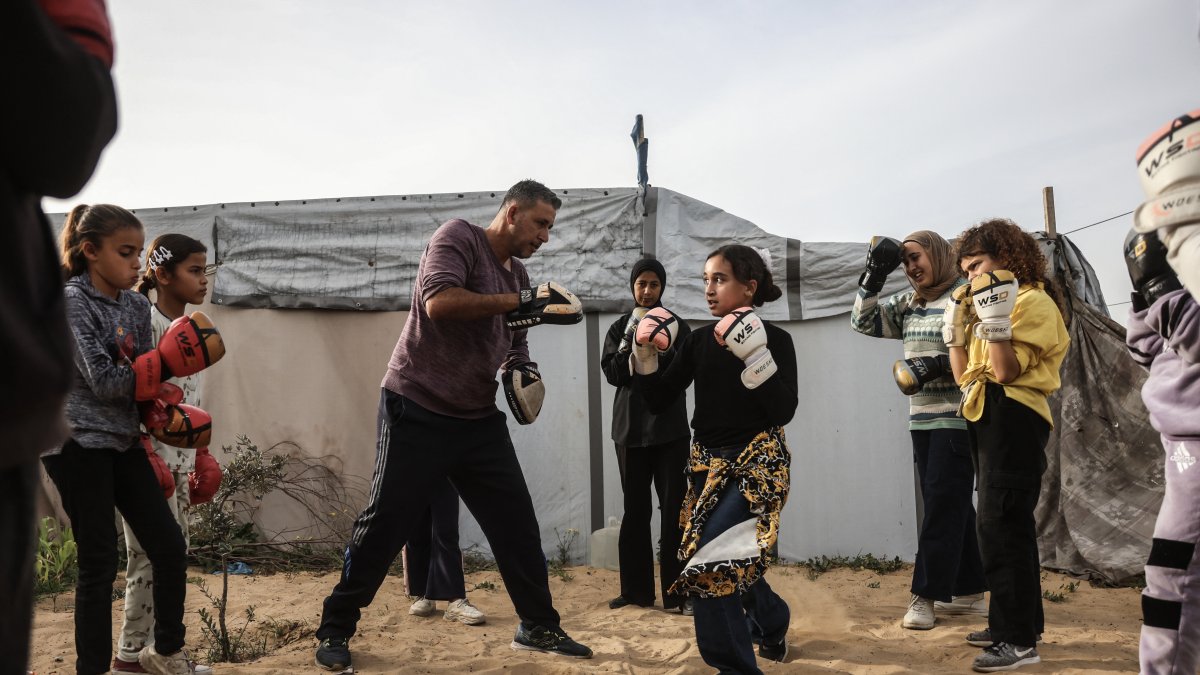 Actividad. Niñas y jóvenes palestinas asisten a una sesión de entrenamiento de boxeo entre tiendas.