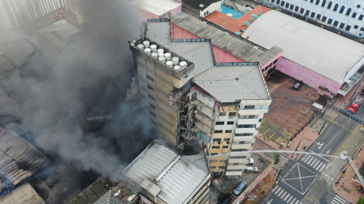 Vista aérea del edificio de Multicomercio tras el incendio, mientras se habilita el formulario de ayuda para los damnificados.