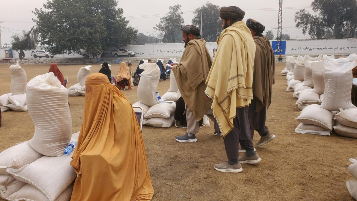 Entrega de ayuda humanitaria en Afganistán, en medio de la preocupación por el nuevo Código Penal que habilita la violencia contra las mujeres